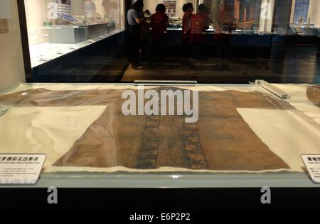 Jinan. 28 Agosto, 2014. Foto scattata su agosto 28, 2014 mostra cinesi abiti di seta della Dinastia Song (960-1279) nel corso di una mostra di antiquariato del Maritime Silk Road di Jinan, a est della capitale cinese della provincia dello Shandong. L'exhibition, la visualizzazione di alcuni pezzi di antiquariato 300 relativi al Maritime Silk Road, aperto qui giovedì. Credito: Xu Suhui/Xinhua/Alamy Live News Foto Stock