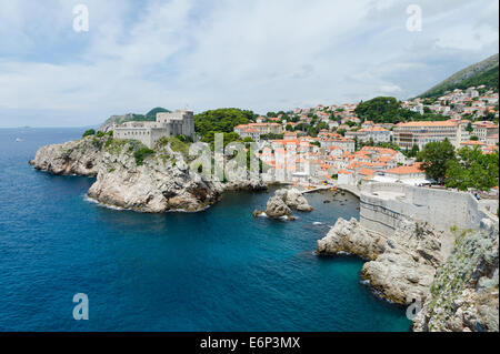 La costa rocciosa e il porto per la città murata di Dubrovnik in Croazia. Foto Stock