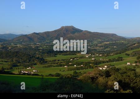 Francia, Atlantic-Pyrenees(64), il paesaggio con il Monte Rhune nel Paese Basco Foto Stock