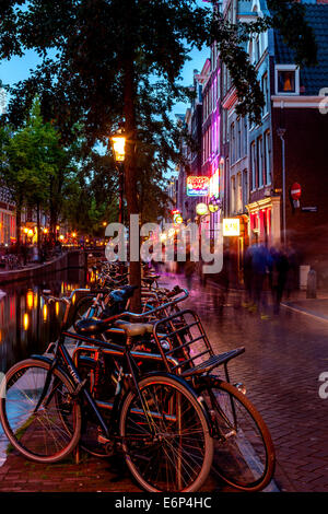 Una fila di biciclette nel quartiere a luci rosse di Amsterdam, Olanda Foto Stock