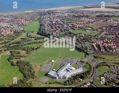 Vista aerea di Ryhope, Sunderland cercando lungo B1286 Tunstall Banca con Beda il venerabile chiesa di Inghilterra Scuola in primo piano Foto Stock