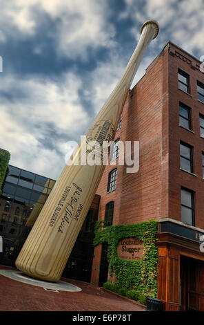 Una icona di Louisville. Una storia di sei repliche di Babe Ruth's baseball bat.L'entrata per il Louisville Slugger Museum e di fabbrica. Foto Stock