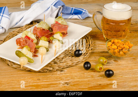 Il prosciutto Serrano tapa su uno spiedino, antipasto spagnolo Foto Stock