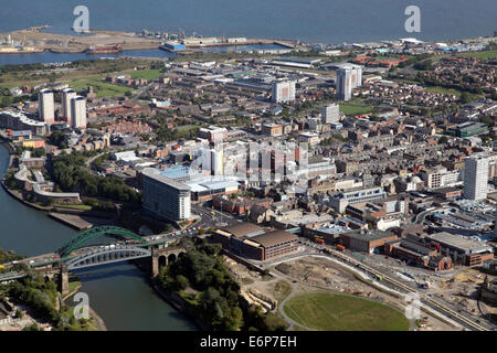 Vista aerea del Sunderland il centro città con il fiume usura e Wearmouth Bridge in primo piano Foto Stock