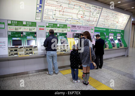 Persone, folla, pendolari, viaggiatori acquisto biglietti presso la stazione ferroviaria centrale, Tokyo, Giappone, Asia Foto Stock