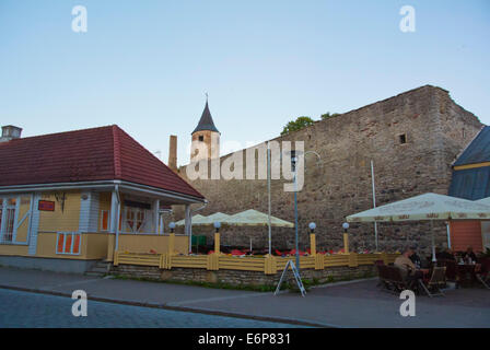 Ristorante nella parte anteriore del castello sulla piazza principale, Karja street, central Haapsalu, Estonia, paesi baltici, Europa Foto Stock