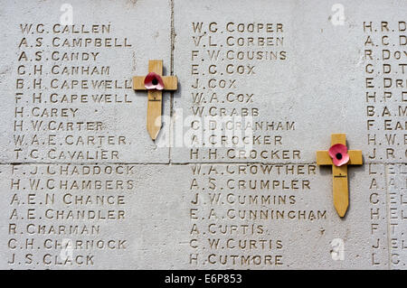 Una coppia di croci con i papaveri sul memoriale di guerra a Stockwell, a sud di Londra. Foto Stock