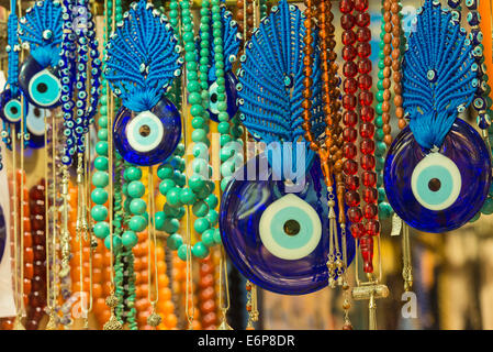 Tutti-seeing-eye ciondoli in vendita presso il Grand Bazaar a Istanbul, Turchia. Foto Stock