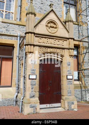 Ingresso alla ex Carnegie libreria gratuita situata nel Municipio di Rhyl Wales UK Foto Stock