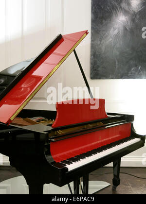 Rosso in pianoforte Steinway e figli Showroom, NYC, STATI UNITI D'AMERICA Foto Stock