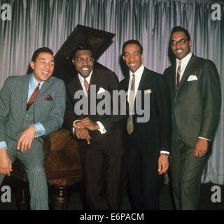 SMOKEY Robinson e i miracoli di circa 1966. Da l: Smokey Robinson, Bobby Rogers, Ronnie bianco, Warren Moore Foto Stock