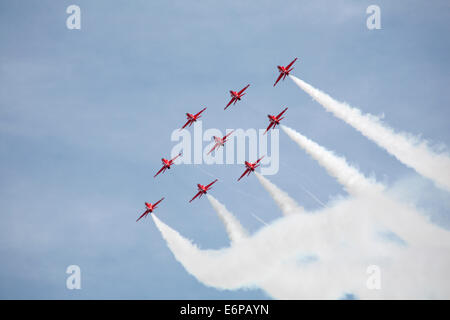 Bournemouth Dorset, England Regno Unito 28 agosto 2014. Primo giorno del Bournemouth Air Festival. Le frecce rosse eseguire Credito: Carolyn Jenkins/Alamy Live News Foto Stock