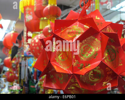 Cinese fiori di carta e lanterne Display, Chinatown, NYC Foto Stock