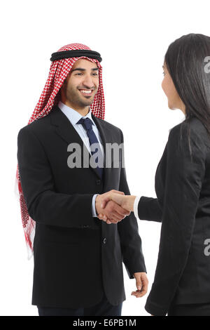 Arab arabia happy businessman handshaking in un negoziato isolato su uno sfondo bianco Foto Stock