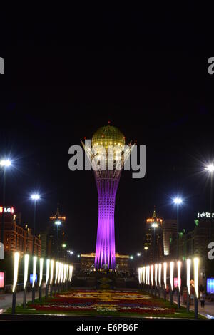 La torre Baiterek ad Astana, Kazakistan, illuminata di notte Foto Stock