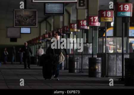 Buenos Aires, Argentina. 28 Agosto, 2014. Un uomo cammina sulla piattaforma di Buenos Aires alla stazione degli autobus durante 24 ore di sciopero generale, nella città di Buenos Aires, capitale dell'Argentina, che il 28 agosto, 2014. La 24 ore di sciopero generale condotta in tutto il paese è stato organizzato dalla Confederazione Generale del Lavoro per chiedere un aumento dei salari, un aumento immediato per i pensionati, il controllo della spirale inflazionistica e di eliminare l'imposta sui profitti che tassati tutti quei lavoratori che ricevono oltre 15.000 pesos (1.777 dollari) ogni mese. Credito: Martin Zabala/Xinhua/Alamy Live News Foto Stock