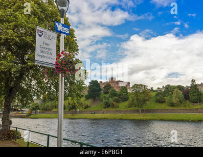 Indipendenza scozzese referendum 2014 Sì Segno lungo il fiume Ness INVERNESS CON IL CASTELLO DI FRONTE Foto Stock