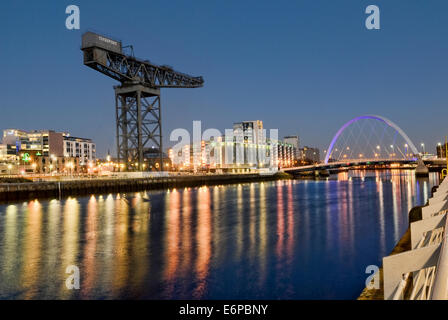 Immagine notturna di Glasgow e il fiume Clyde che mostra la Finnieston gru e la Clyde Arc Bridge. Foto Stock