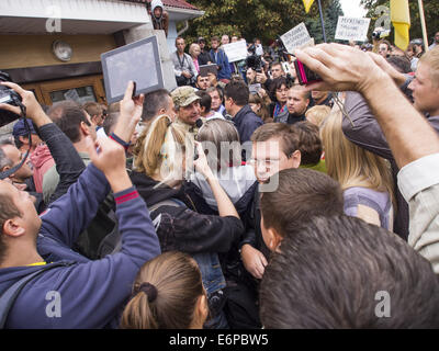 Kiev, Ucraina. 28 Agosto, 2014. Vicino al palazzo del generale dello staff di Kiev, centinaia di manifestanti hanno chiesto la rimozione del Ministero della Difesa. I manifestanti di fronte al generale dello staff di carreggiata bloccata Povitroflotskyi Avenue, che è il motivo per cui ci sono conflitti con i driver. Credito: Igor Golovniov/ZUMA filo/Alamy Live News Foto Stock