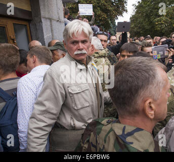 Kiev, Ucraina. 28 Agosto, 2014. Vicino al palazzo del generale dello staff di Kiev, centinaia di manifestanti hanno chiesto la rimozione del Ministero della Difesa. I manifestanti di fronte al generale dello staff di carreggiata bloccata Povitroflotskyi Avenue, che è il motivo per cui ci sono conflitti con i driver. Credito: Igor Golovniov/ZUMA filo/Alamy Live News Foto Stock