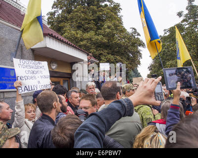 Kiev, Ucraina. 28 Agosto, 2014. Vicino al palazzo del generale dello staff di Kiev, centinaia di manifestanti hanno chiesto la rimozione del Ministero della Difesa. I manifestanti di fronte al generale dello staff di carreggiata bloccata Povitroflotskyi Avenue, che è il motivo per cui ci sono conflitti con i driver. Credito: Igor Golovniov/ZUMA filo/Alamy Live News Foto Stock