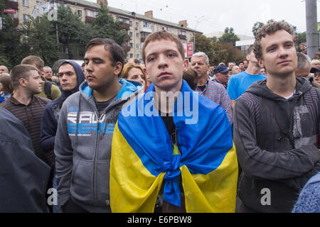 Kiev, Ucraina. 28 Agosto, 2014. Vicino al palazzo del generale dello staff di Kiev, centinaia di manifestanti hanno chiesto la rimozione del Ministero della Difesa. I manifestanti di fronte al generale dello staff di carreggiata bloccata Povitroflotskyi Avenue, che è il motivo per cui ci sono conflitti con i driver. Credito: Igor Golovniov/ZUMA filo/Alamy Live News Foto Stock