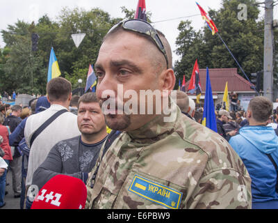 Kiev, Ucraina. 28 Agosto, 2014. Vicino al palazzo del generale dello staff di Kiev, centinaia di manifestanti hanno chiesto la rimozione del Ministero della Difesa. I manifestanti di fronte al generale dello staff di carreggiata bloccata Povitroflotskyi Avenue, che è il motivo per cui ci sono conflitti con i driver. Credito: Igor Golovniov/ZUMA filo/Alamy Live News Foto Stock