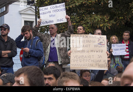 Kiev, Ucraina. 28 Agosto, 2014. Vicino al palazzo del generale dello staff di Kiev, centinaia di manifestanti hanno chiesto la rimozione del Ministero della Difesa. I manifestanti di fronte al generale dello staff di carreggiata bloccata Povitroflotskyi Avenue, che è il motivo per cui ci sono conflitti con i driver. Credito: Igor Golovniov/ZUMA filo/Alamy Live News Foto Stock