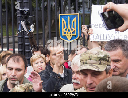 Kiev, Ucraina. 28 Agosto, 2014. Vicino al palazzo del generale dello staff di Kiev, centinaia di manifestanti hanno chiesto la rimozione del Ministero della Difesa. I manifestanti di fronte al generale dello staff di carreggiata bloccata Povitroflotskyi Avenue, che è il motivo per cui ci sono conflitti con i driver. Credito: Igor Golovniov/ZUMA filo/Alamy Live News Foto Stock