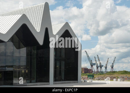 Glasgow Riverside Museum di trasporto con gru di cantiere in background.. Foto Stock