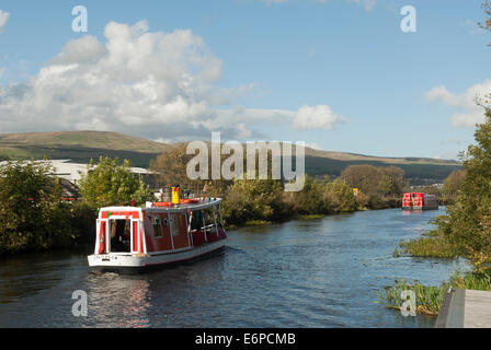 Canal barche a vela come parte di una flottiglia sul Forth & Clyde Canale avvicinandosi Auchinstarry Foto Stock