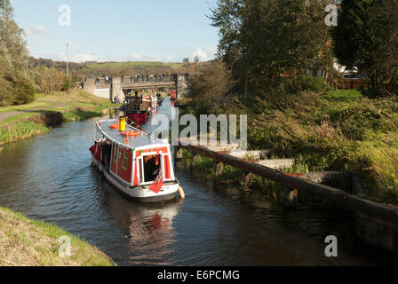 Canal barche a vela come parte di una flottiglia sul Forth & Clyde Canale avvicinandosi Auchinstarry Foto Stock