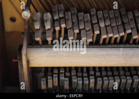 Martelli pianoforte da un pianoforte vintage. Un sottofondo musicale o di dettaglio. Foto Stock