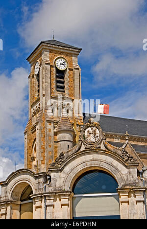 Ornati in chiesa torre in Talmont St Hilaire in Vandea regione. Foto Stock