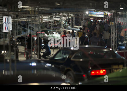 Tehran, Iran. 28 Agosto, 2014. Agosto 28, 2014 - Teheran, Iran - iraniani visitare l'Iran Classica 2014 auto e moto visualizza in Tehran's Ararat complesso sportivo. Morteza Nikoubazl/ZUMAPRESS © Morteza Nikoubazl/ZUMA filo/Alamy Live News Foto Stock