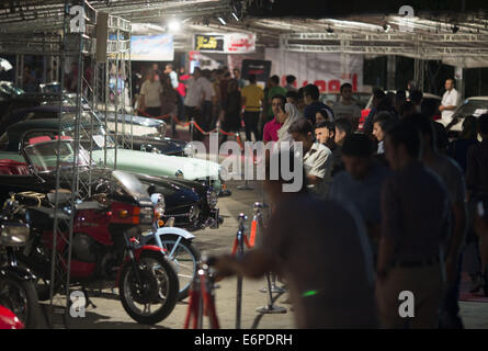 Tehran, Iran. 28 Agosto, 2014. Agosto 28, 2014 - Teheran, Iran - iraniani visitare l'Iran Classica 2014 auto e moto visualizza in Tehran's Ararat complesso sportivo. Morteza Nikoubazl/ZUMAPRESS © Morteza Nikoubazl/ZUMA filo/Alamy Live News Foto Stock