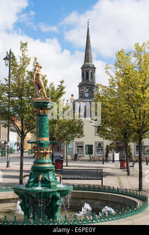 Ornamentali di acqua potabile della fontana e la Town House guglia Haddington, East Lothian, Scozia, Europa Foto Stock