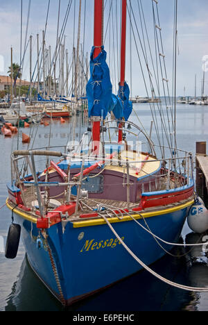Colore tradizionale barca a vela ormeggiata alla banchina del porto piccolo di Meze, il Bassin de Thau nel sud della Francia.
