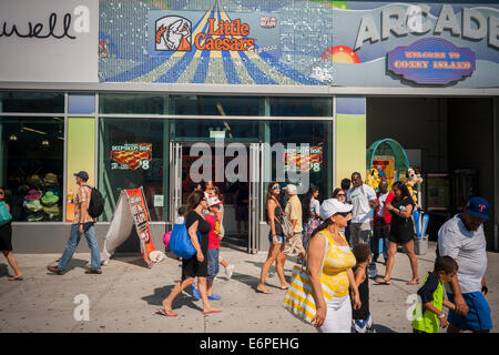 Little Caesars pizzeria franchising a Coney Island a Brooklyn in New York Foto Stock