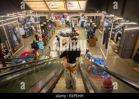 Shopping presso Old Navy in Herald Square a New York Foto Stock