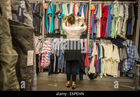 Shopping presso Old Navy in Herald Square a New York Foto Stock