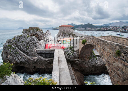 Ponte medievale a Castro Urdiales, Cantabria Foto Stock