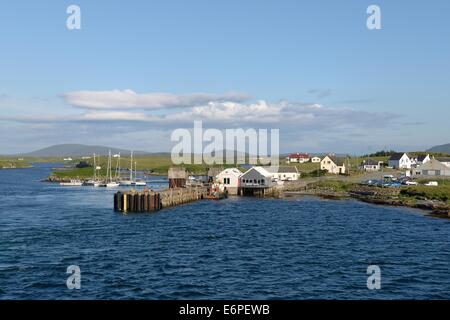 Piccolo villaggio traghetto porto / molo a Lochmaddy su Uist Nord, Ebridi Esterni, Scozia, Regno Unito Foto Stock