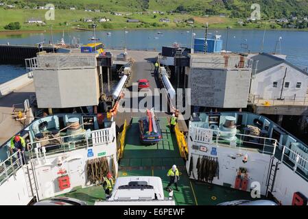 Scendere dal traghetto Caledonian MacBrayne 'Ebridi' per l'Isola di Skye, Scozia Foto Stock