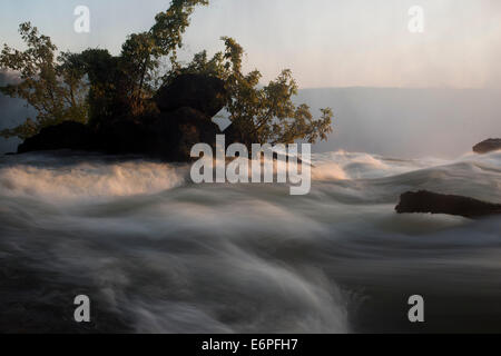 Tramonto a Victoria Falls. Victoria Falls al confine tra Zimbabwe e Zambia ha alcune delle più vedute mozzafiato. Foto Stock