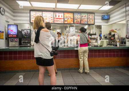 I clienti al bancone di un Burger King e un ristorante fast food in New York Foto Stock