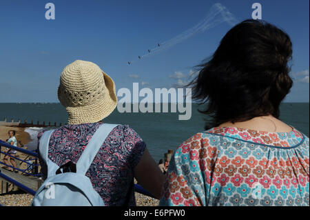 La folla sulla spiaggia godere il sole durante l'aria Aibourne display in Eastbourne, Sussex England, Photo : Pixstory / Alamy Foto Stock