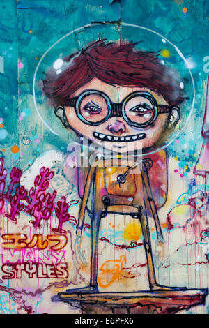 Coloratissimo graffito di un subacqueo in immersione subacquea o astronauta su una facciata in Shoreditch area di East London, Regno Unito. Foto Stock