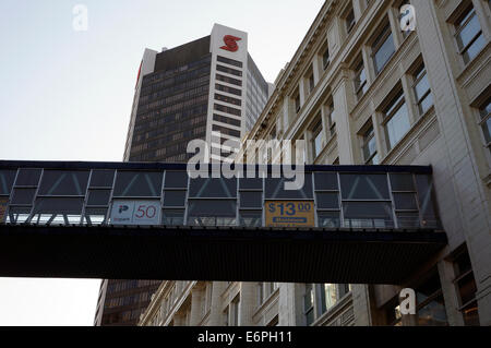 Passaggio pedonale sopraelevato in corrispondenza della Baia di Hudson HBC department store nel centro cittadino di Vancouver, BC, Canada Foto Stock