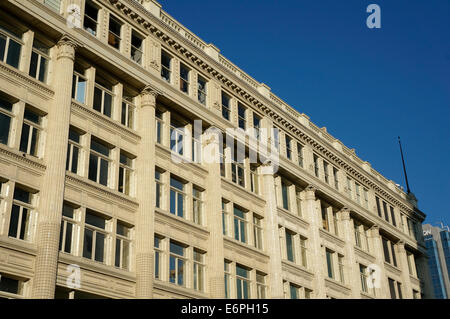 Stile classico facciata della storica Hudson's Bay dipartimento,store nel centro cittadino di Vancouver, BC, Canada Foto Stock